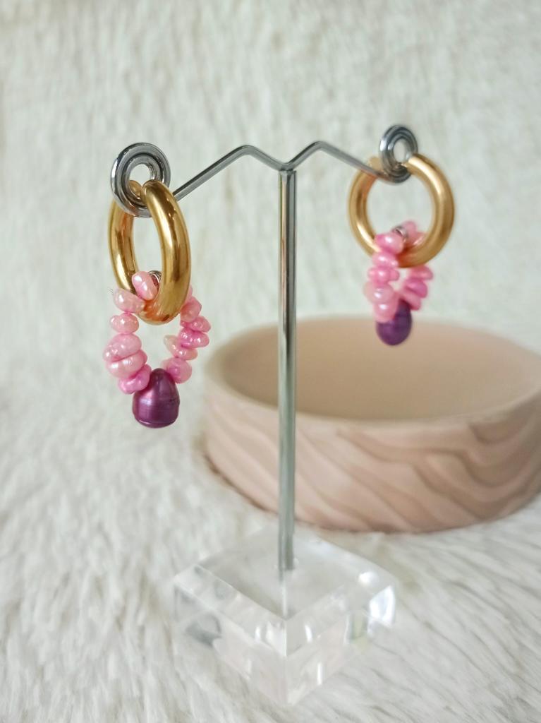Caravanas de Acero Dorado y Perlas de Río