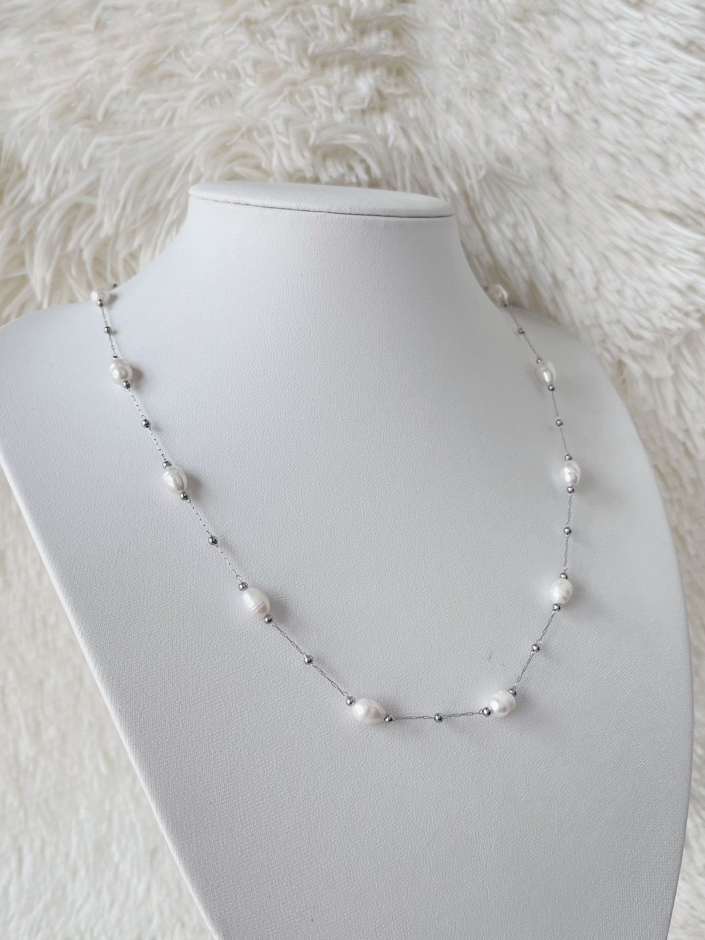 Collar de Acero Quirúrgico y Perlas de Río
