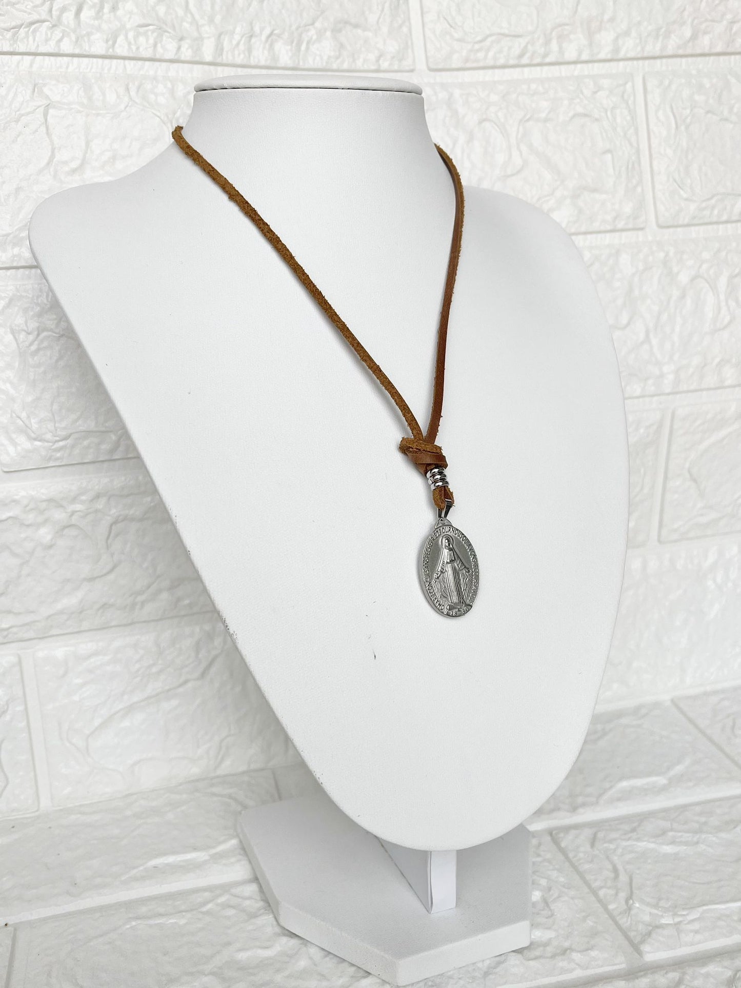 Collar de Cuero y Acero Quirúrgico