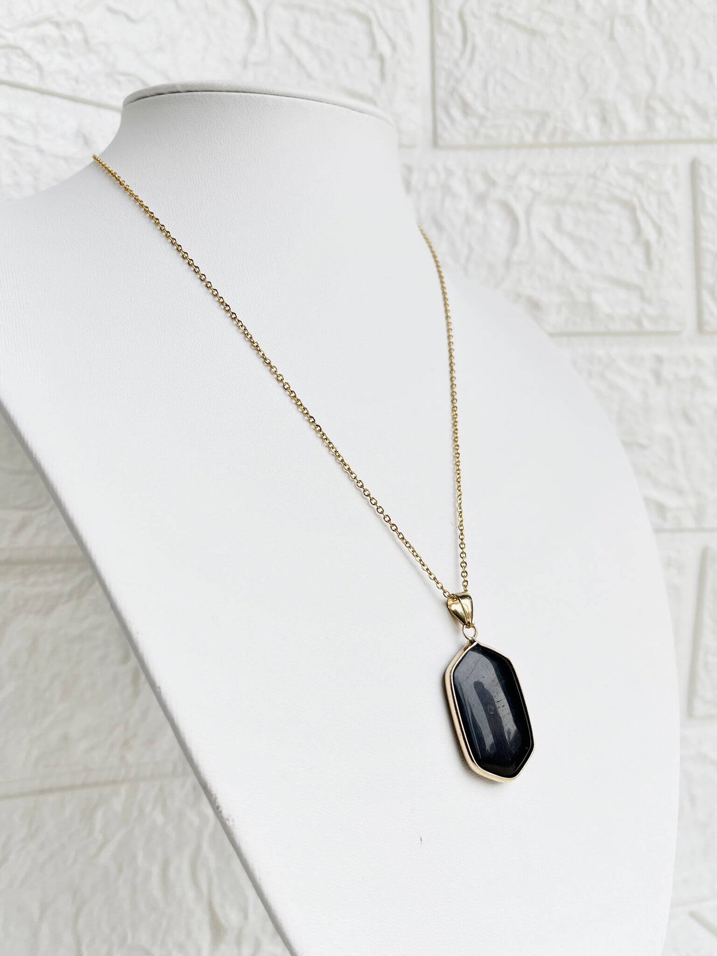 Conjunto de Acero Dorado y Piedra Natural Ónix