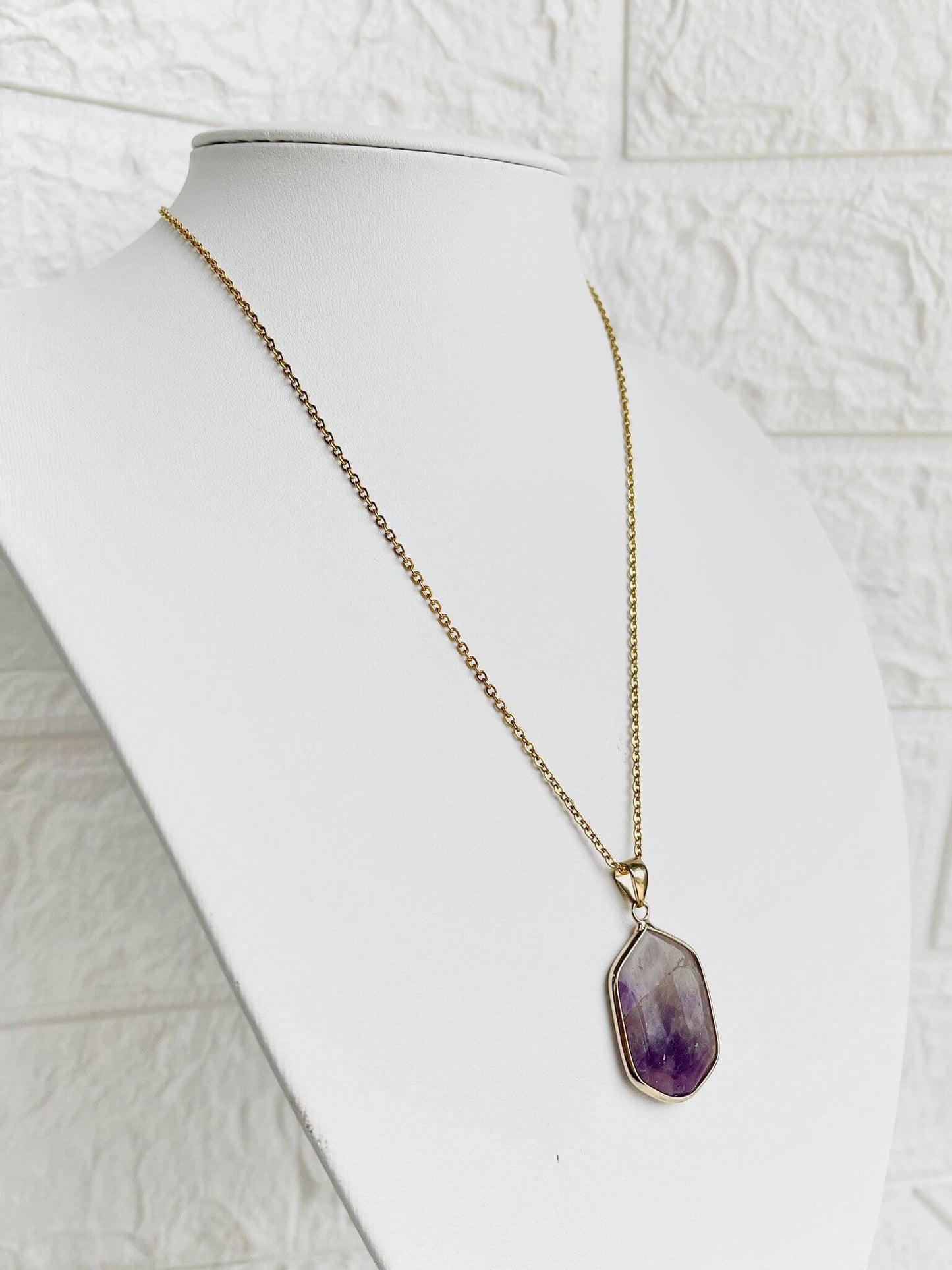 Conjunto de Acero Dorado y Piedra Natural Amatista