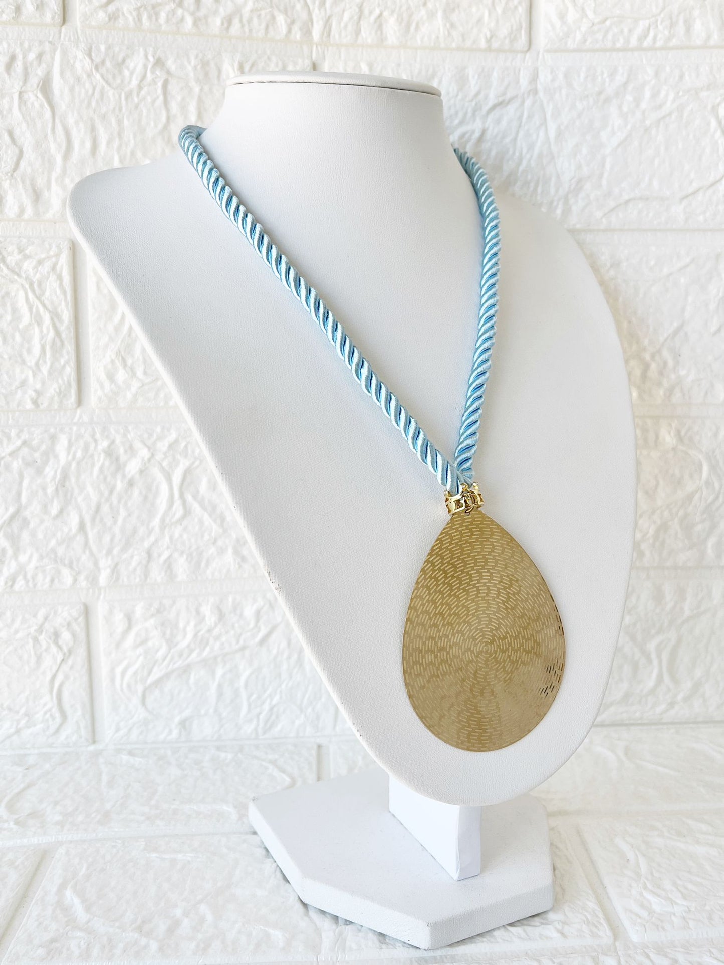 Collar de Tiento de Seda y Acero Dorado