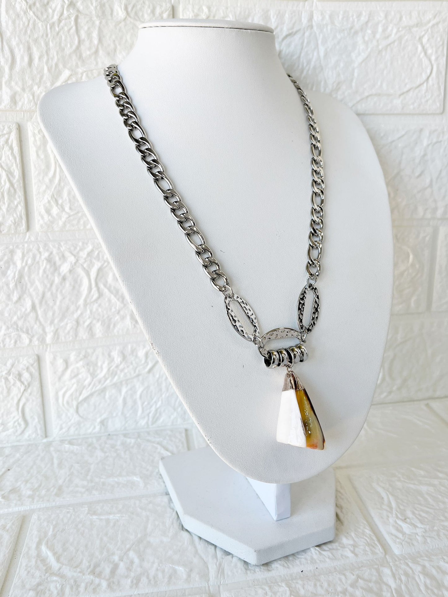 Collar de Acero Quirúrgico y Piedra
