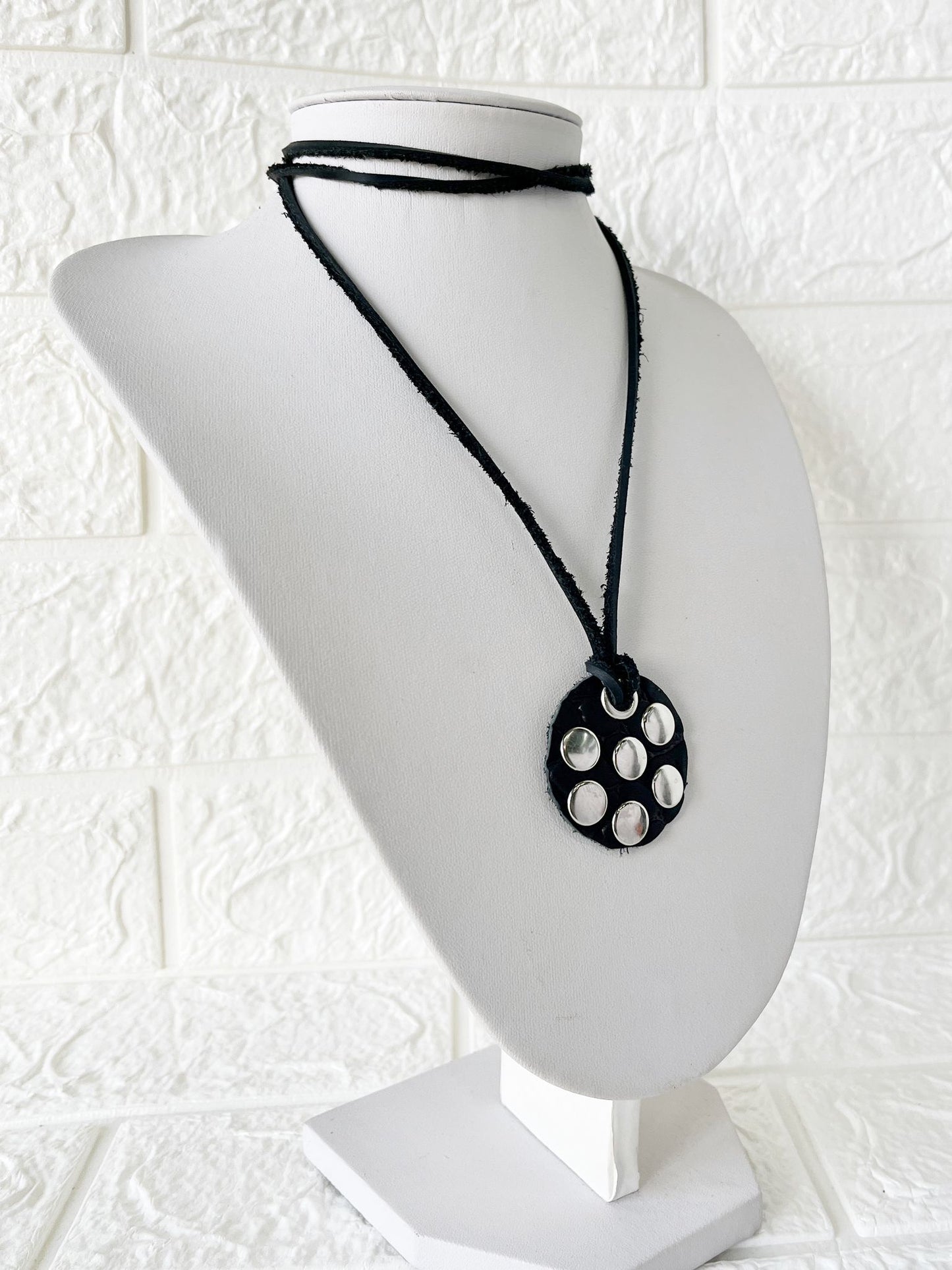 Collar Tiento de Cuero y Tachas