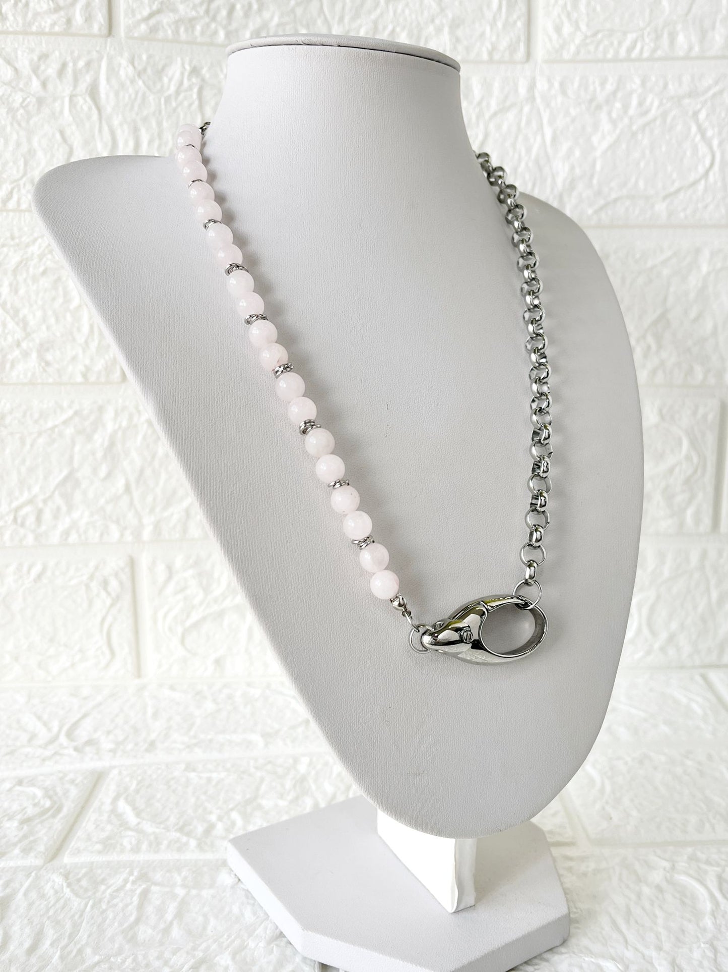 Collar de Acero Quirúrgico y Piedra Natural Cuarzo Rosa