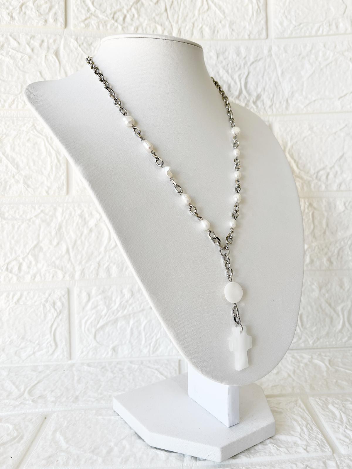 Collar Denario de Acero Quirúrgico y Perlas de Río