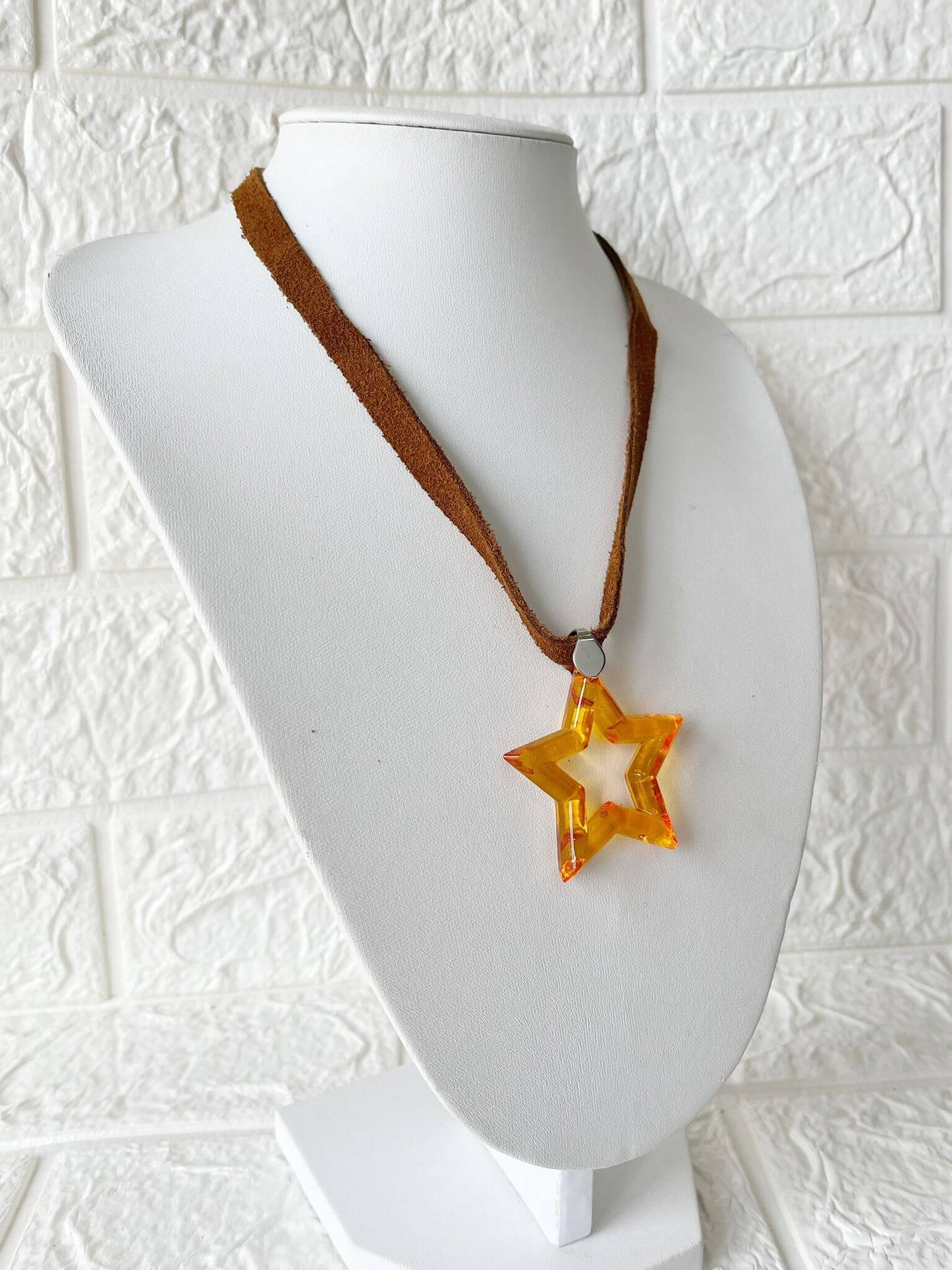 Collar Tiento de Gamuza y Acrílico