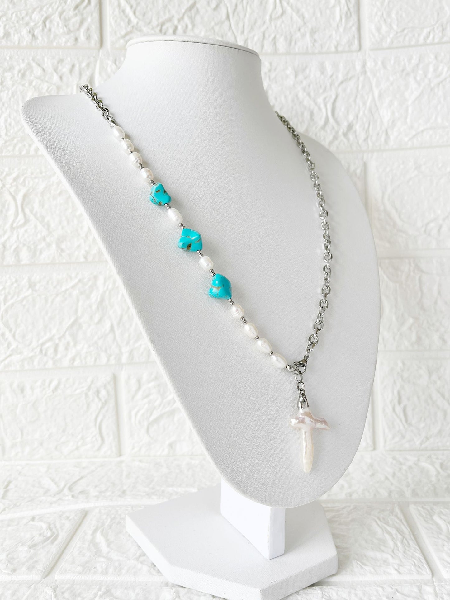 Collar de Acero Quirúrgico y Perlas de Río