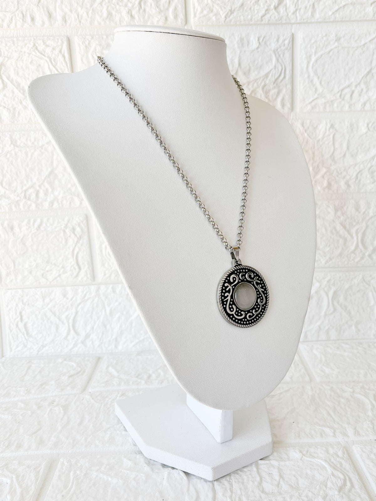 Collar de Acero Quirúrgico y Piedra Natural Ojo de Gato