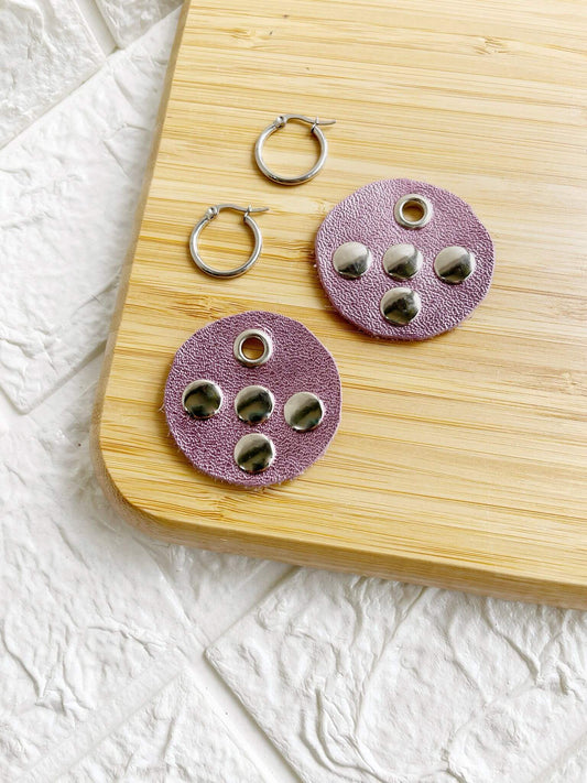 Dije de Caravana 100% Cuero con Tachas