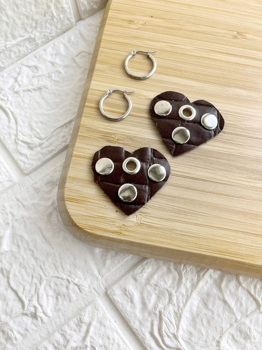 Dije de Caravana 100% Cuero con Tachas