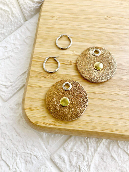 Dije de Caravana 100% Cuero con Tachas