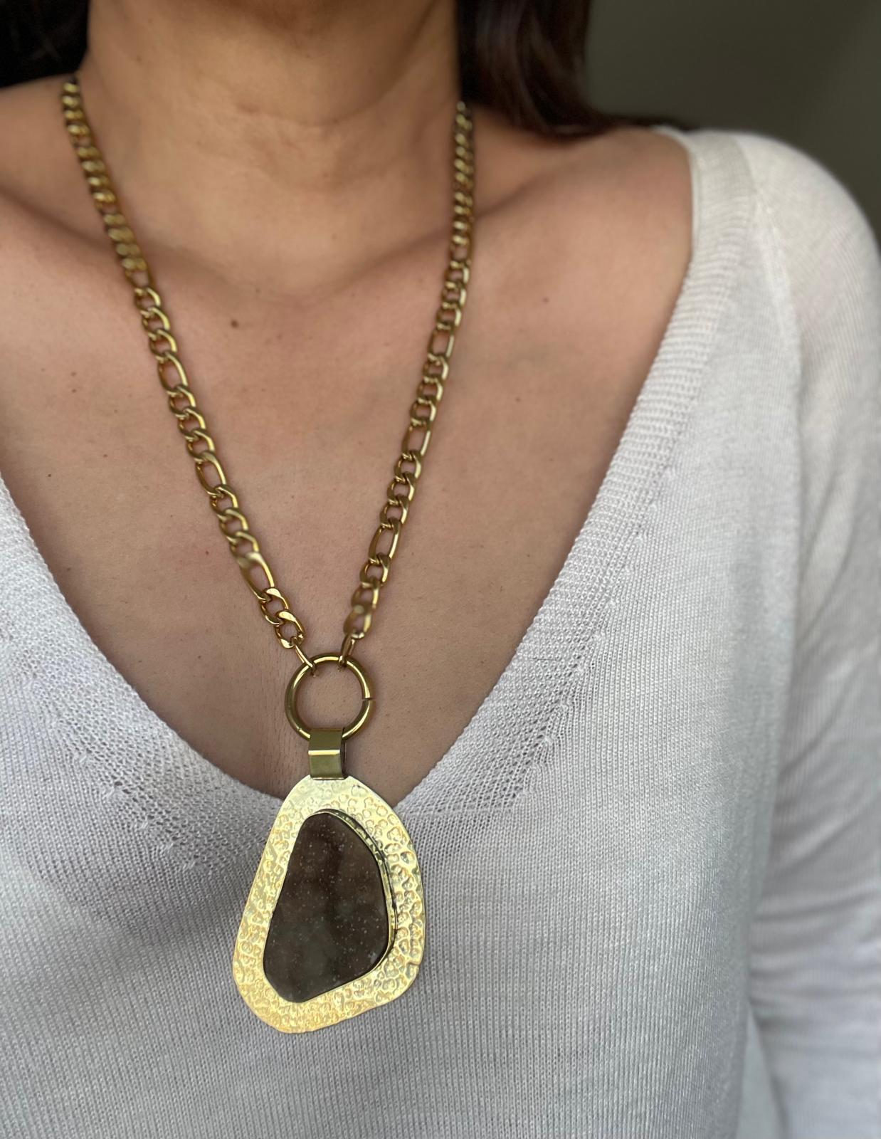 Collar de Acero Quirúrgico y Piedra Natural Cuarzo