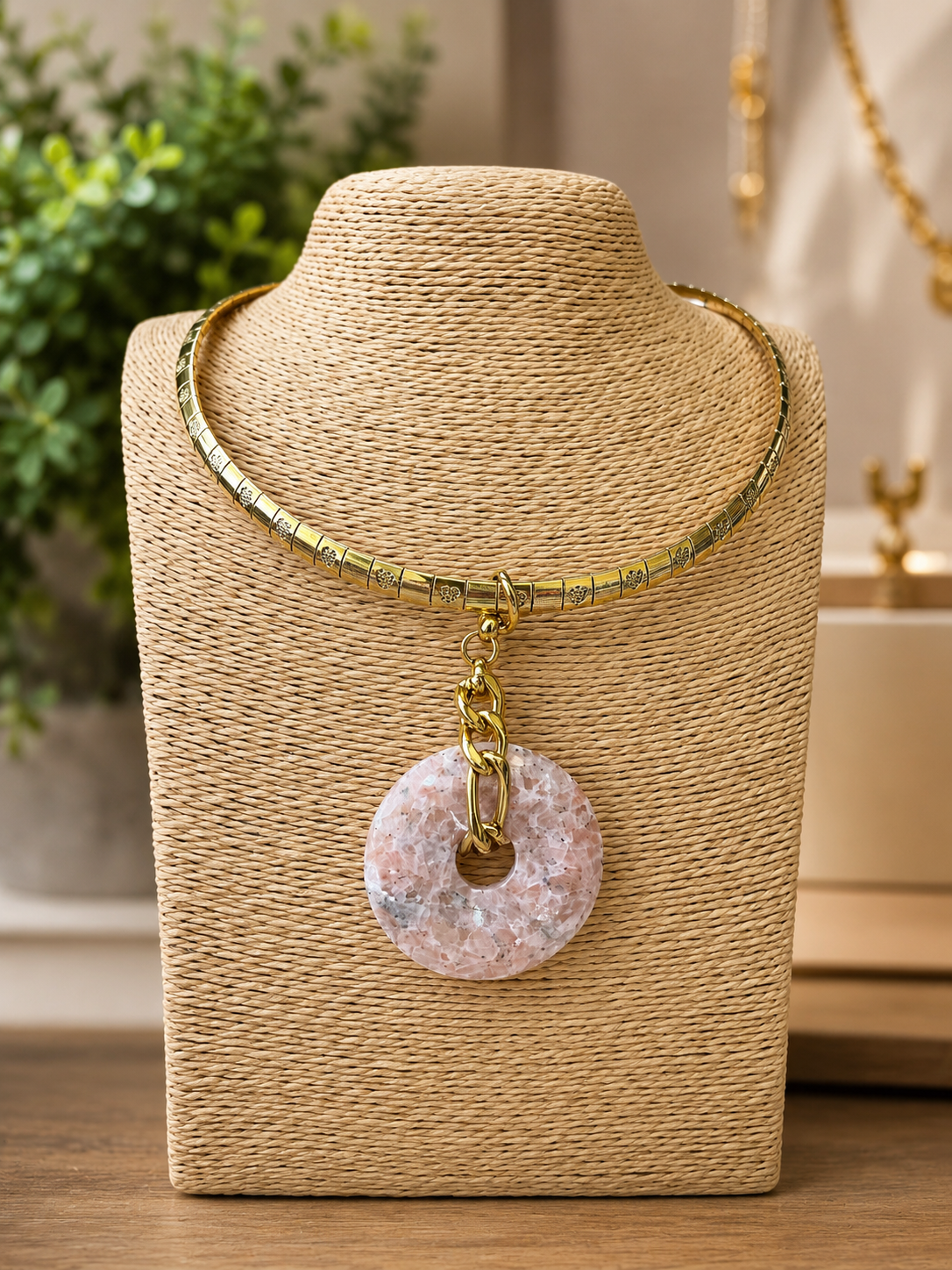 Collar de acero dorado y piedra Rodonita