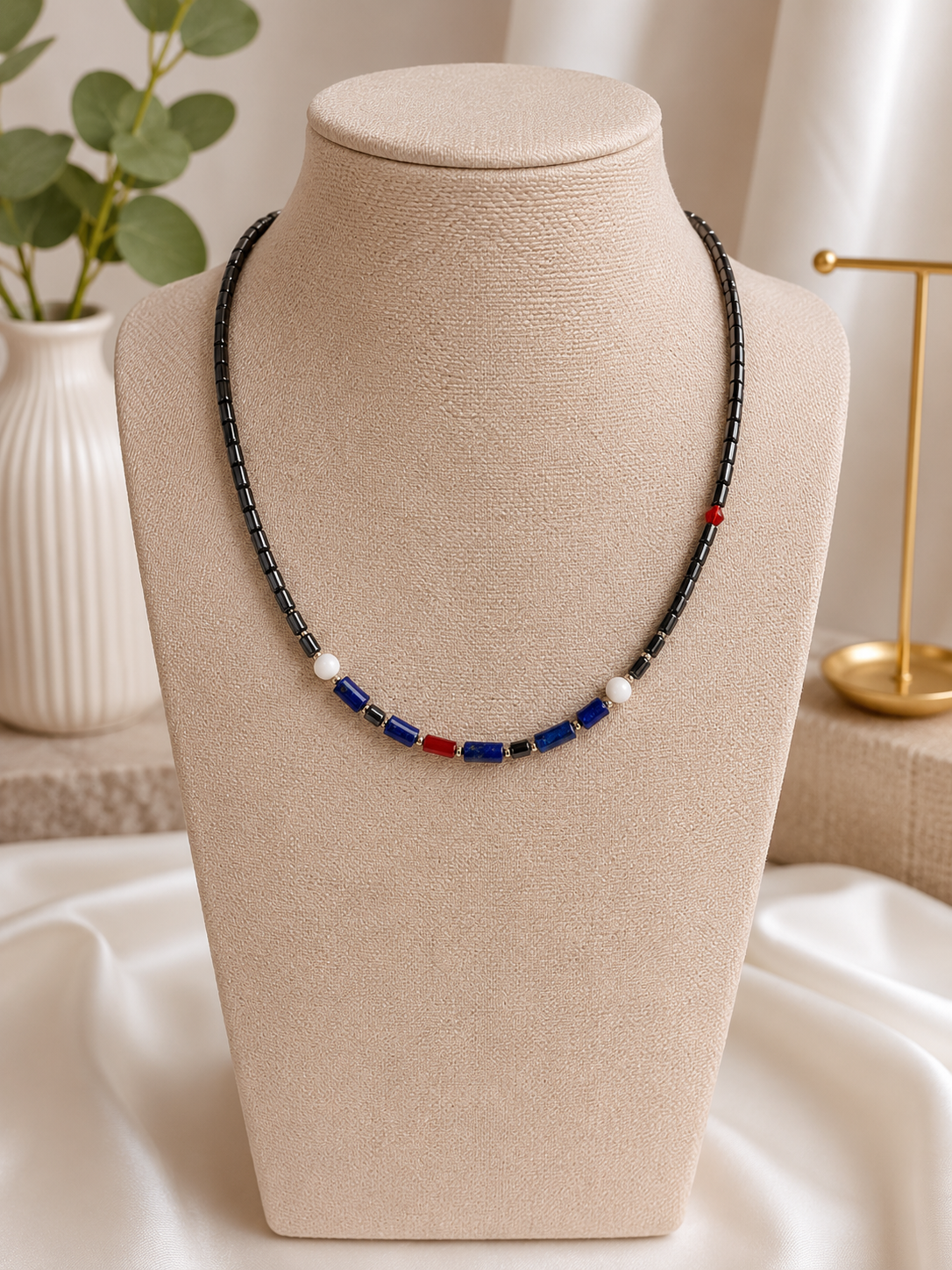 Collar de piedra Hematite, lapislázuli, coral y nácar