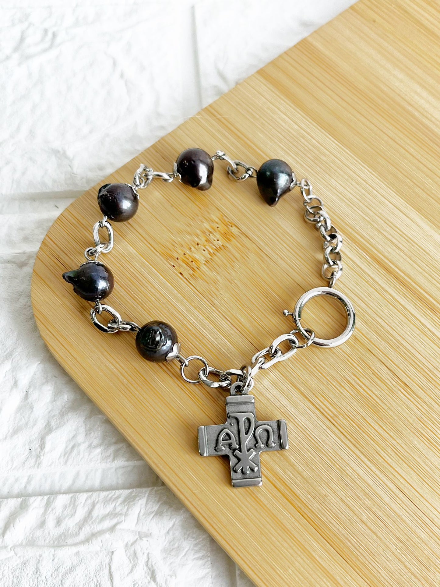 Pulsera de Acero Quirúrgico y Perlas de Río