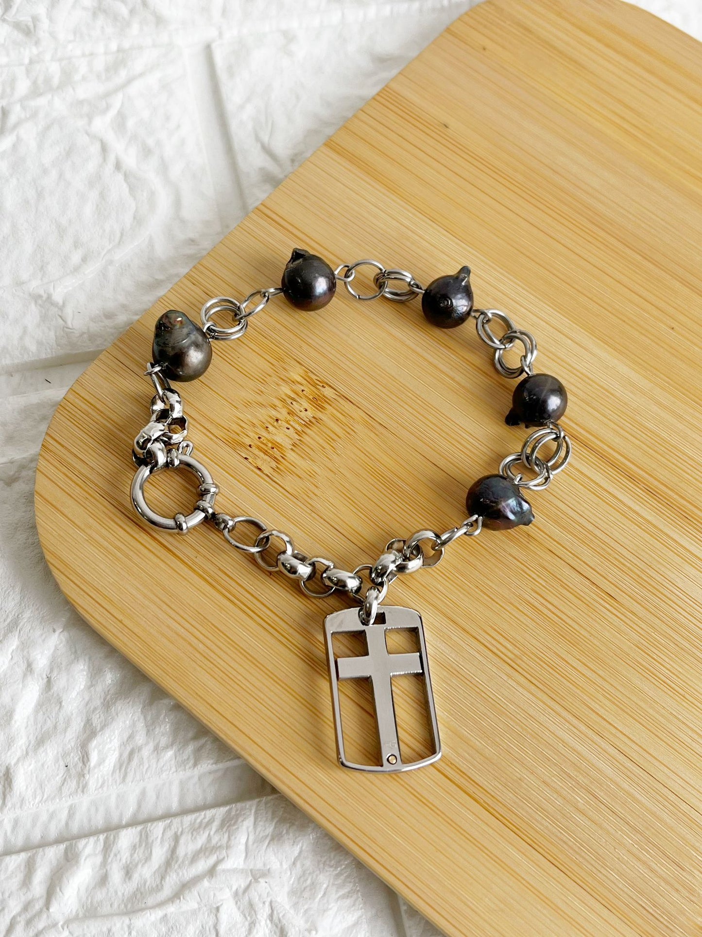 Pulsera de Acero Quirúrgico y Perlas de Río