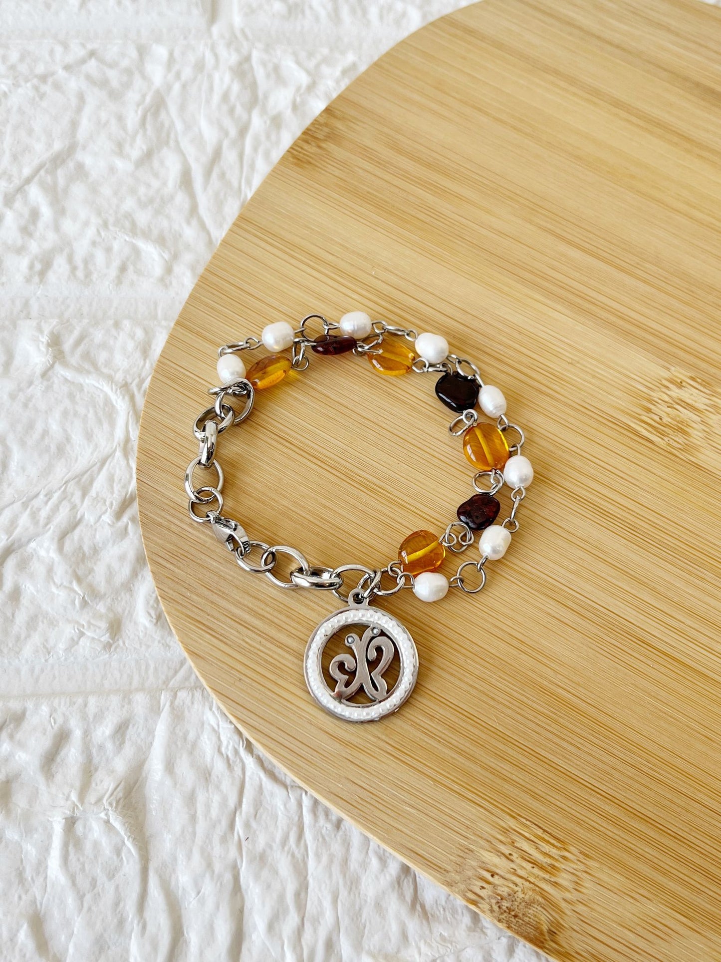 Pulsera de Ámbar, Perlas de Río y Acero Quirúrgico