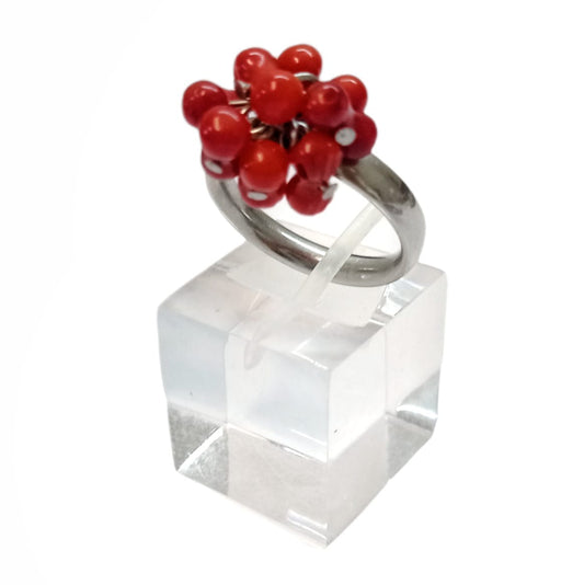 Anillo de Acero Quirúrgico y Piedras Rojas Coral