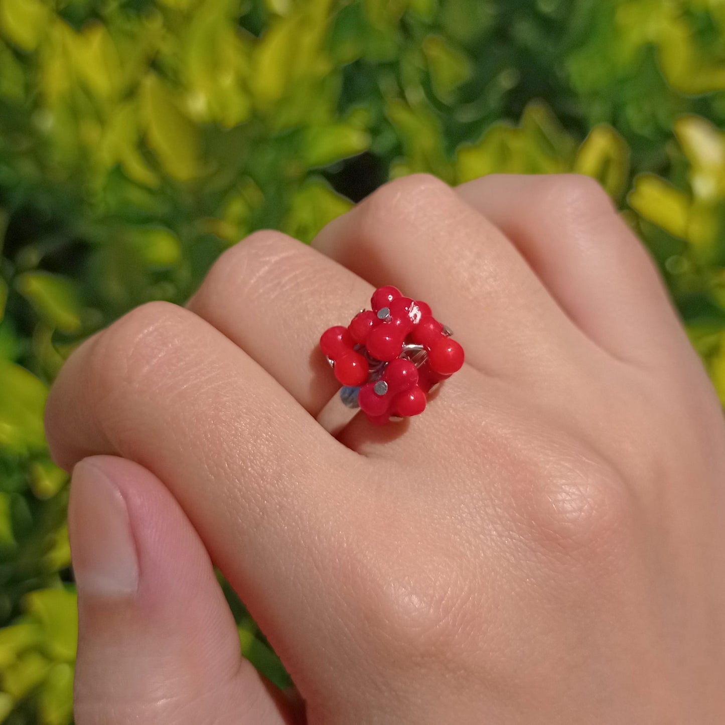Anillo de Acero Quirúrgico y Piedras Rojas Coral