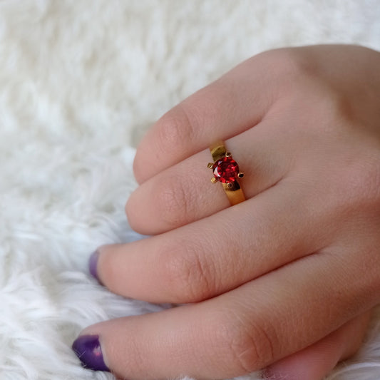 Anillo de Acero Dorado y Circonia