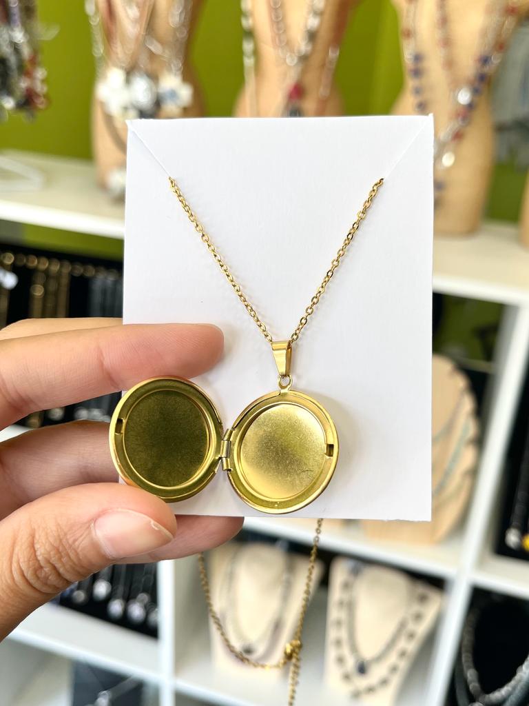 Conjunto Relicario de Acero Dorado
