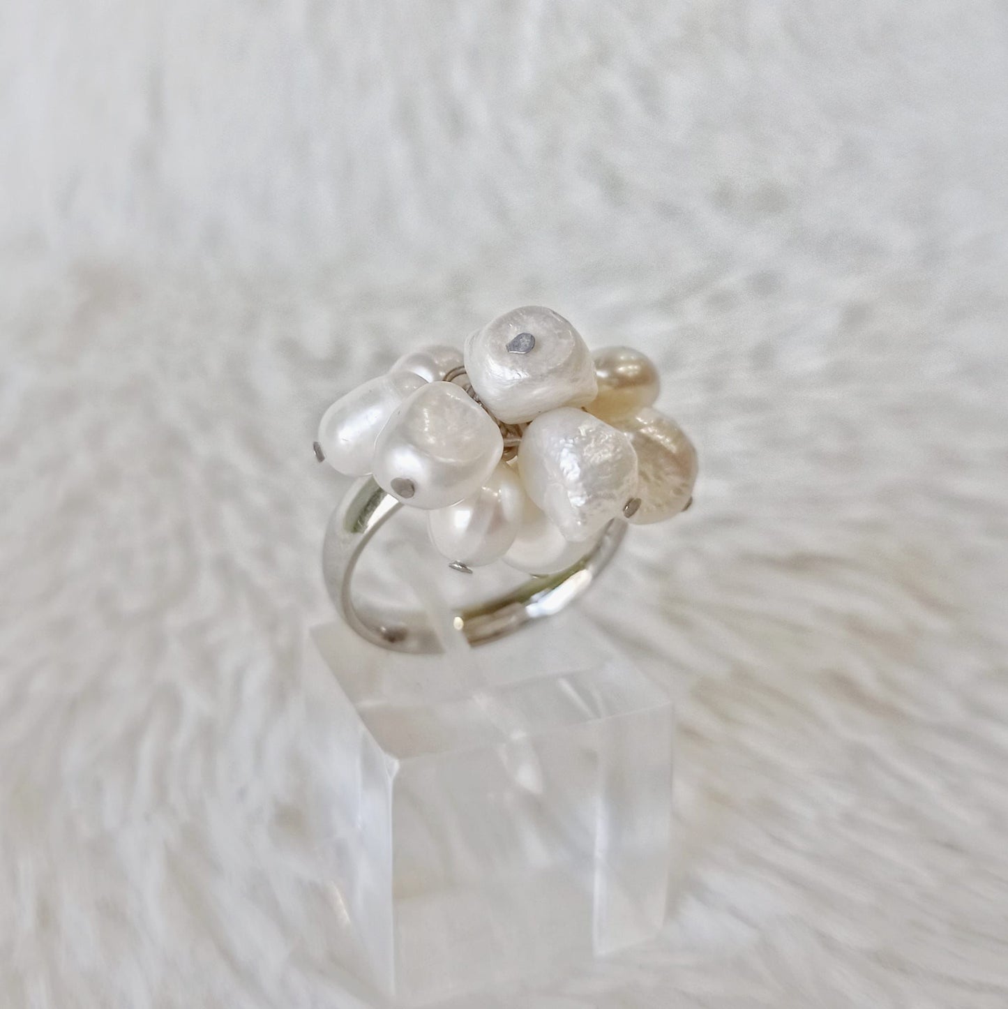 Anillo de Acero Quirúrgico y Perlas de Río