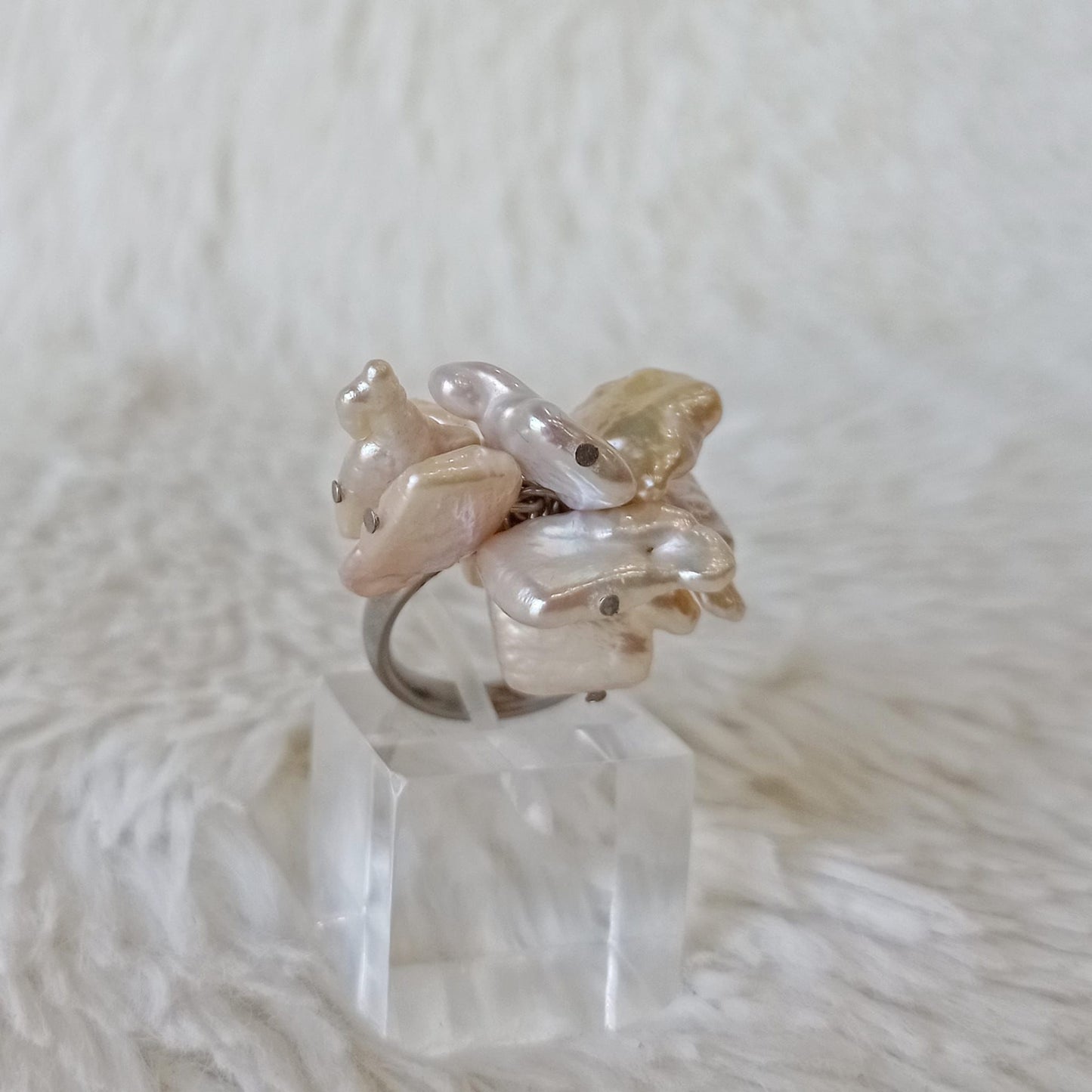 Anillo de Acero Quirúrgico y Perlas de Río