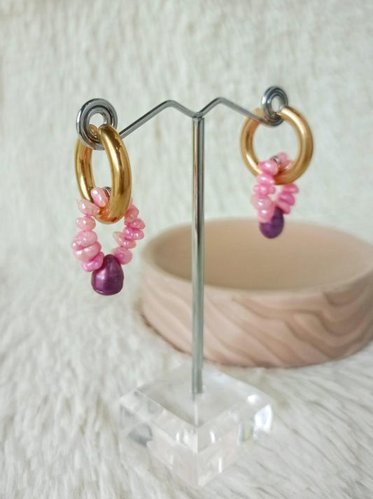 Caravanas de Acero Dorado y Perlas de Río