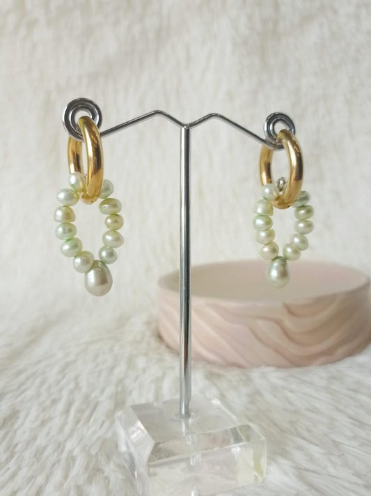 Caravanas de Acero Dorado y Perlas de Río