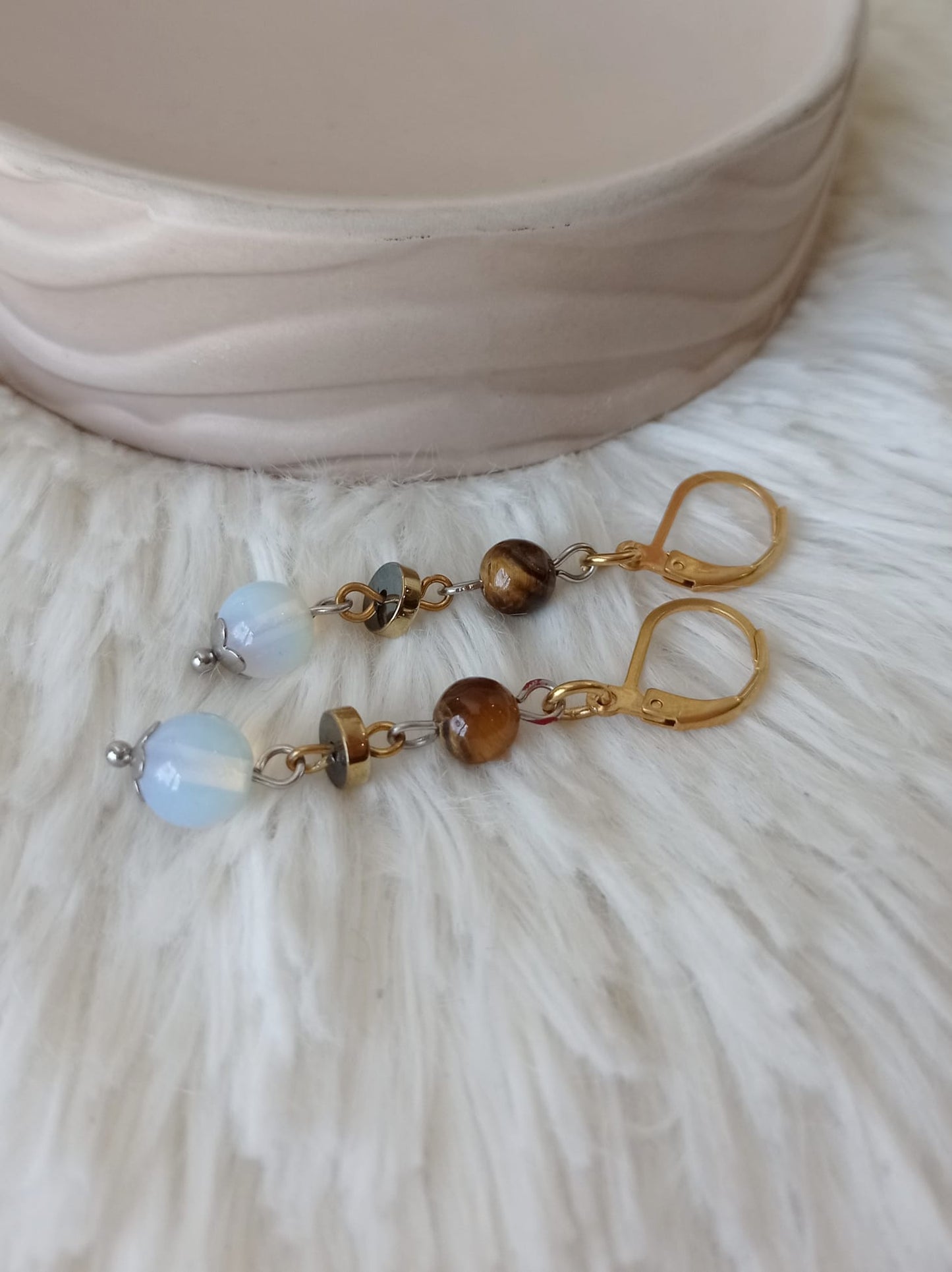 Caravanas de Acero Dorado y Piedras Naturales