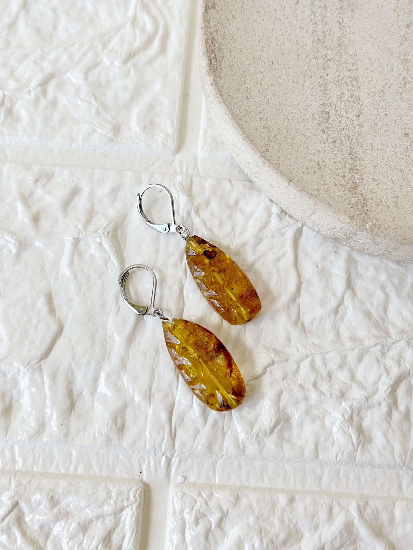 Caravanas de Acero Quirúrgico y Piedra Ámbar Báltico