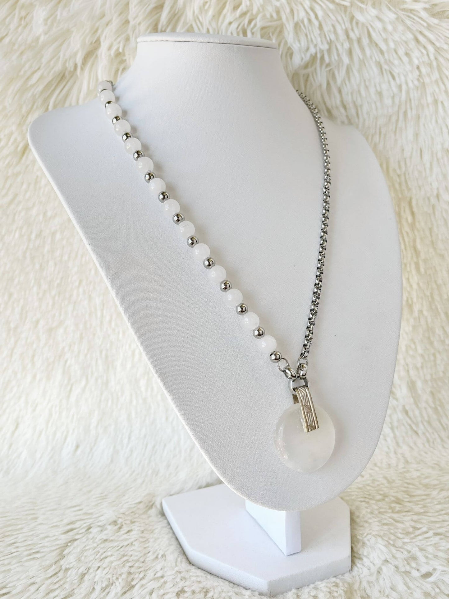 Collar de Acero Quirúrgico y Piedras Naturales Cuarzo y Selenita