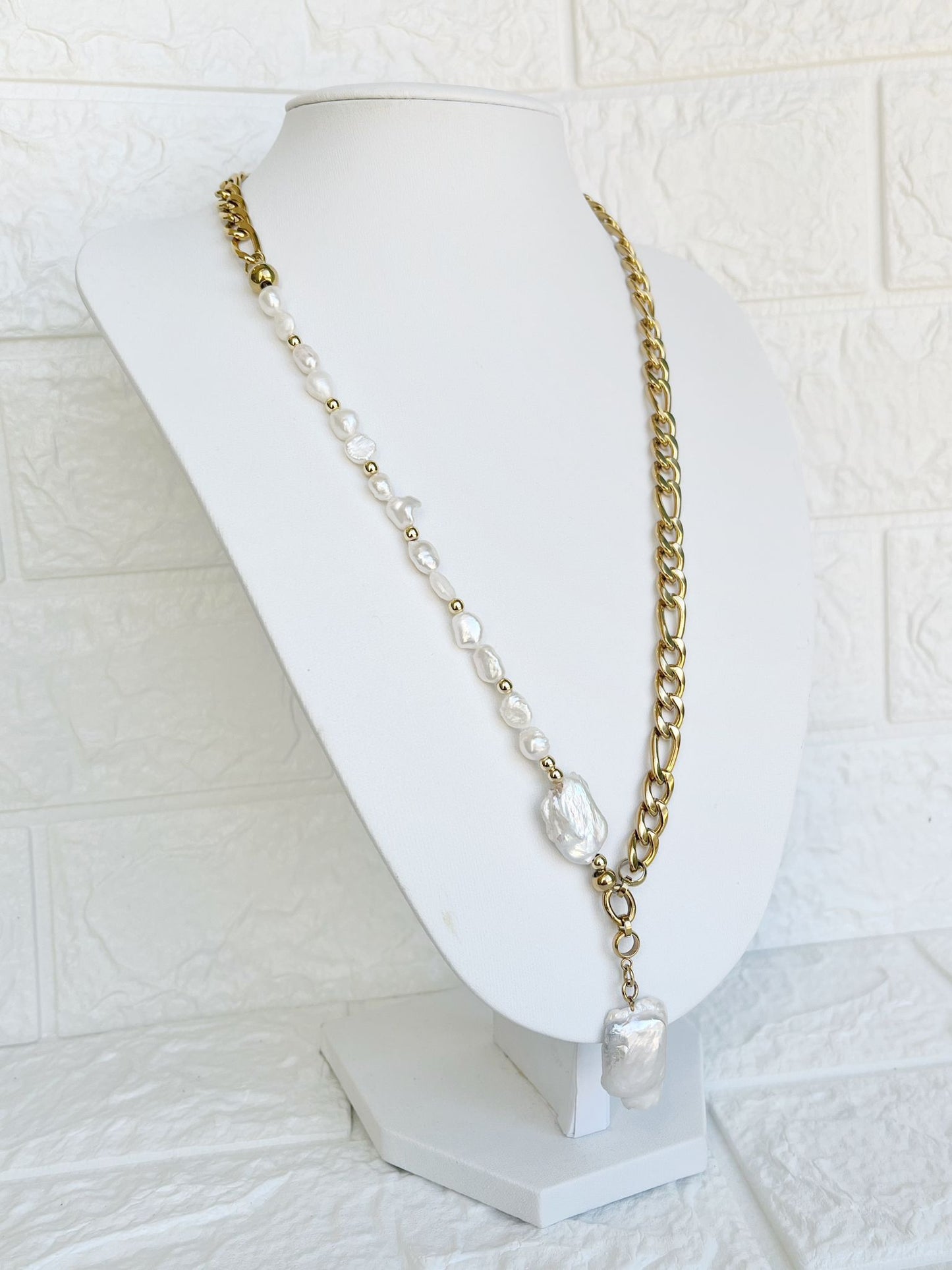 Collar de Acero dorado, Perlas de río y Perla Barroca