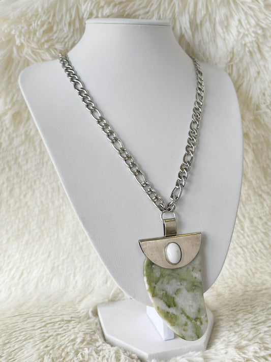 Collar de Acero Quirúrgico, Piedras Naturales Jade  y Cuarzo Blanco
