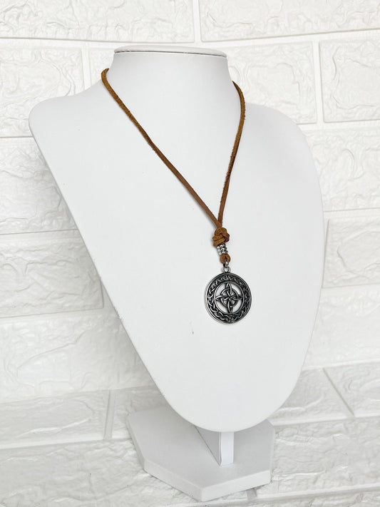 Collar de Cuero y Acero Quirúrgico