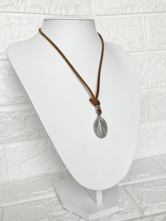 Collar de Cuero y Acero Quirúrgico