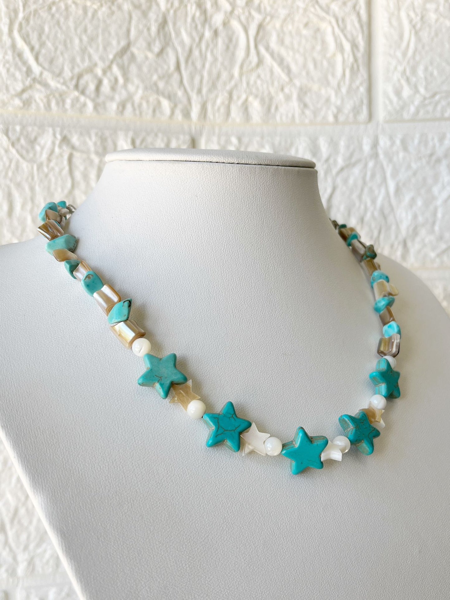 Collar de Nácar y Piedritas Turquesa Reconstituidas