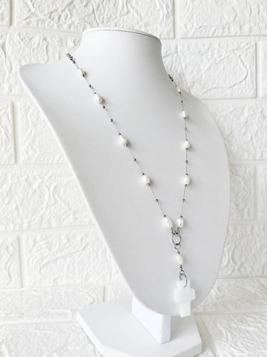 Collar Denario de Acero Quirúrgico y Perlas de Río