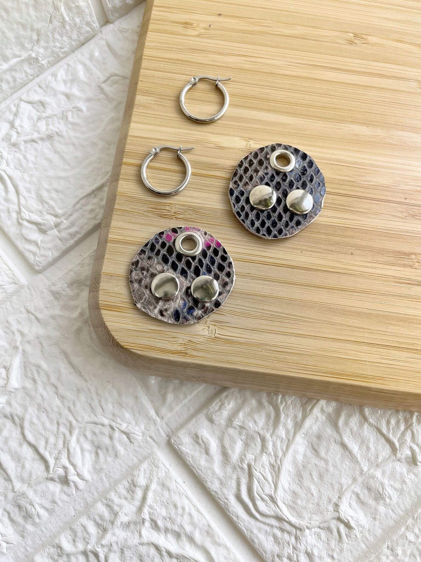 Dije de Caravana 100% Cuero con Tachas