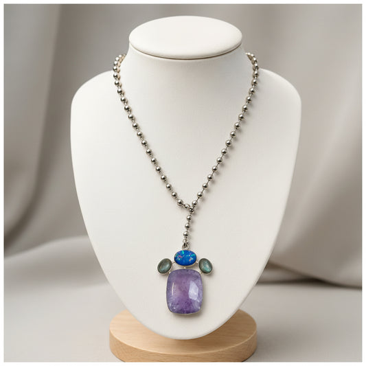 Collar de perlas de acero y dije de piedras Amatista, Labradorita y Ópalo