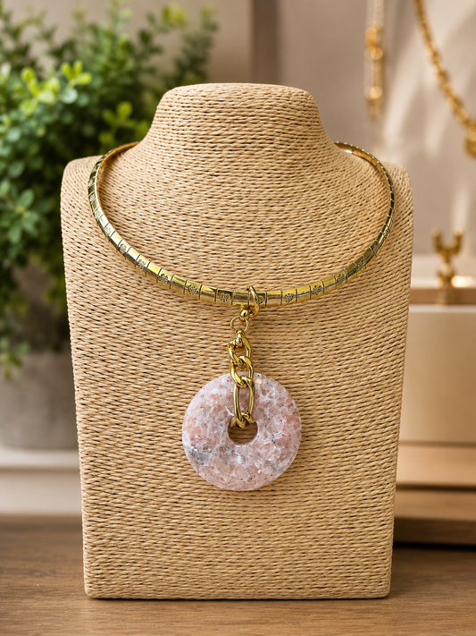 Collar de acero dorado y piedra Rodonita