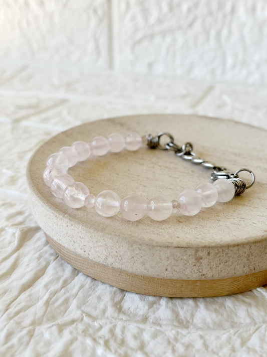 Pulsera de Acero Quirúrgico y Cuarzo Rosa