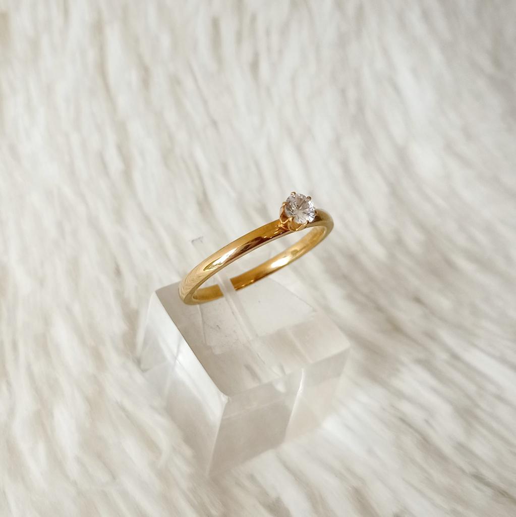 Anillo de Acero Dorado y Circonia