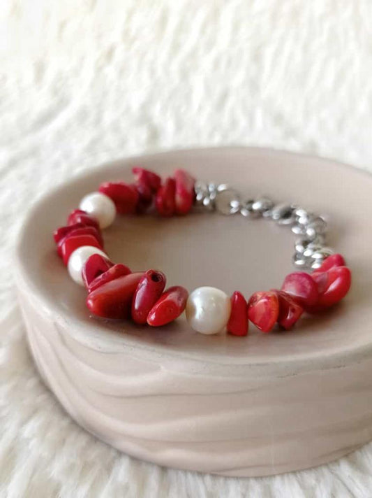 Pulsera de Acero Quirúrgico y Perlas de Río y Piedras Rojas